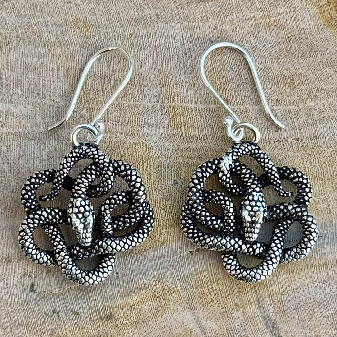 Knotted Snakes