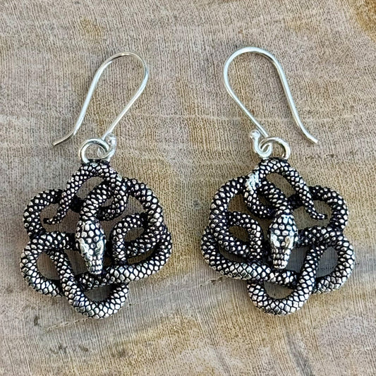 Knotted Snakes