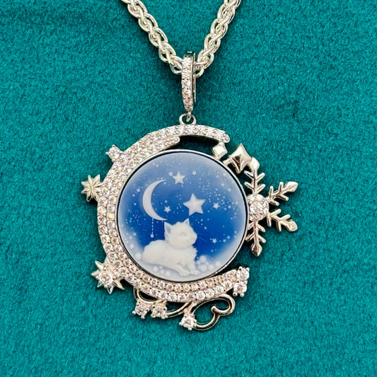 Snowy Kitten - Agate Cameo